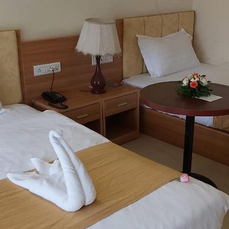 Hotel Reemz Chiplūn Buitenkant foto