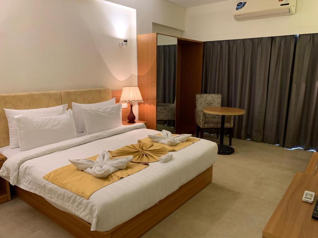 Hotel Reemz Chiplūn Buitenkant foto