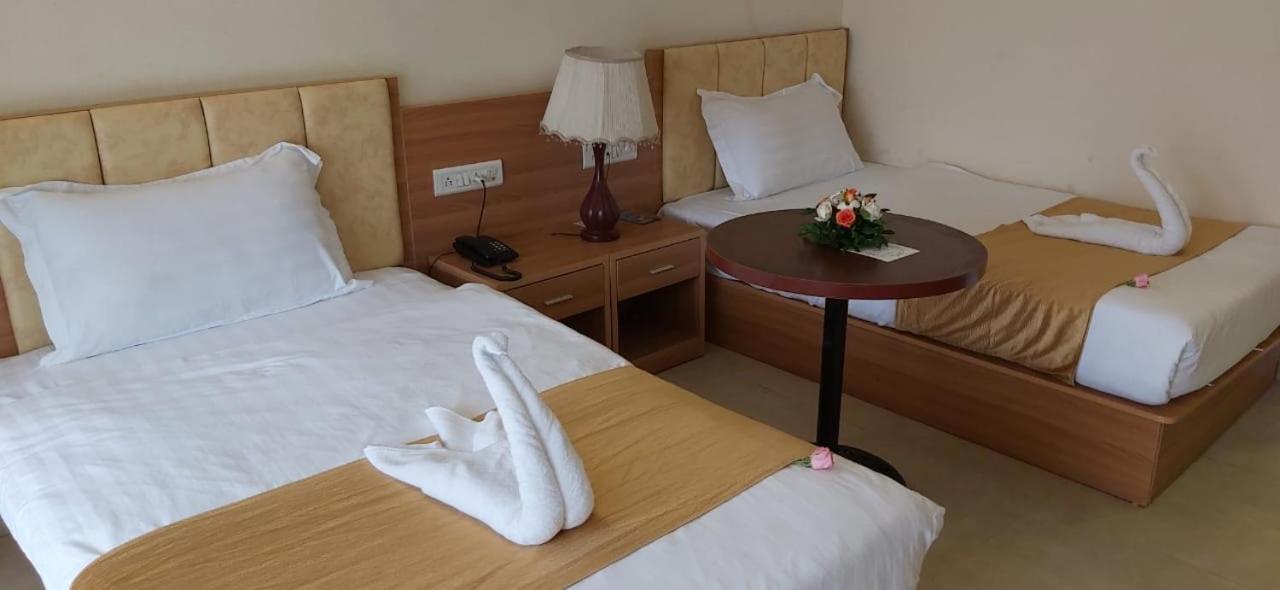 Hotel Reemz Chiplūn Buitenkant foto