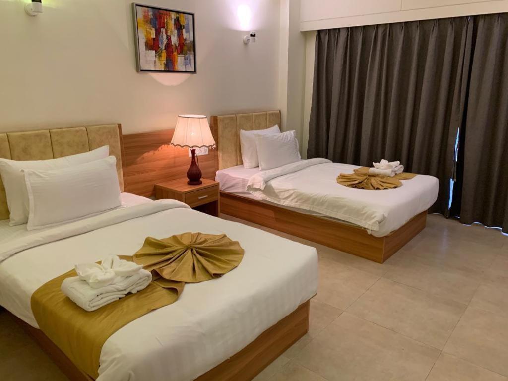 Hotel Reemz Chiplūn Buitenkant foto