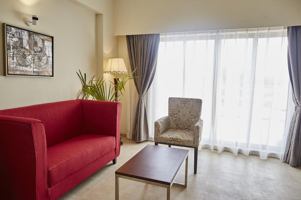 Hotel Reemz Chiplūn Buitenkant foto