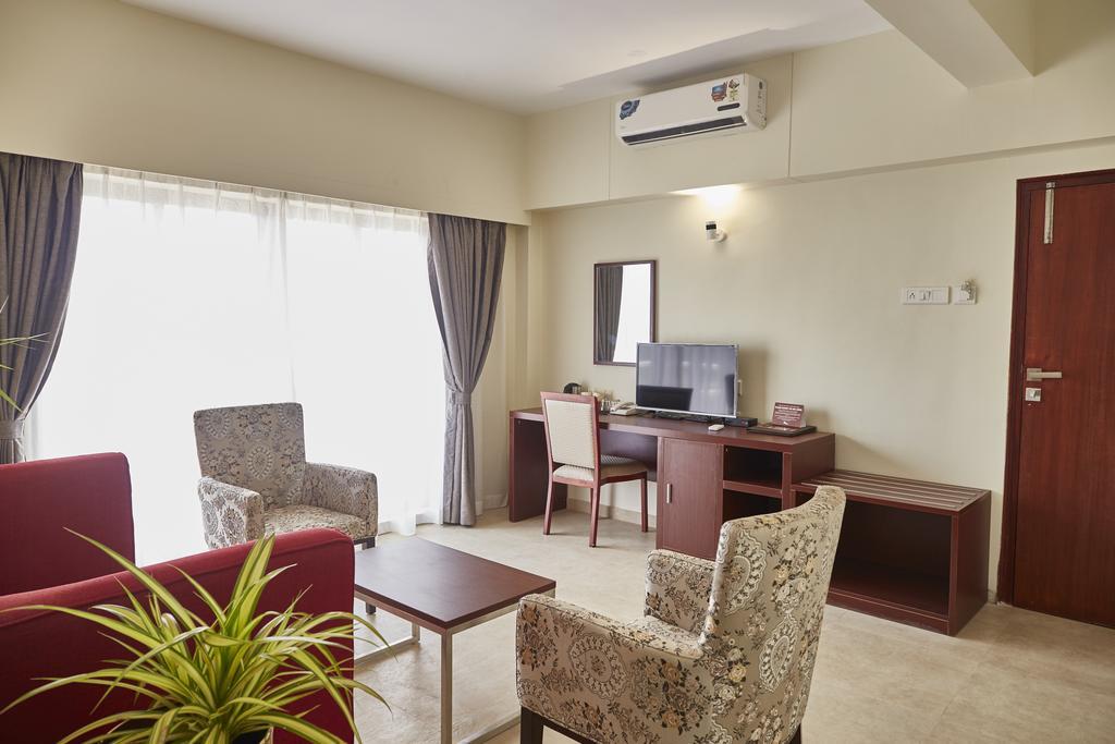 Hotel Reemz Chiplūn Buitenkant foto