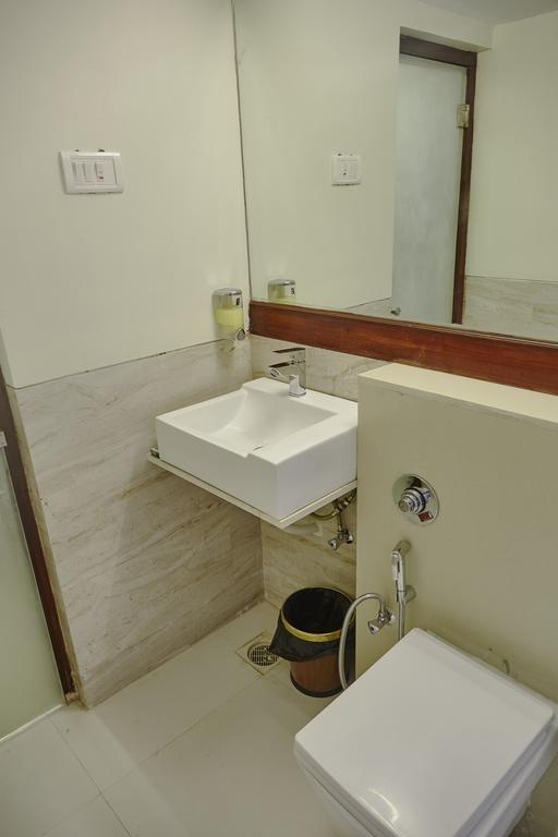Hotel Reemz Chiplūn Buitenkant foto