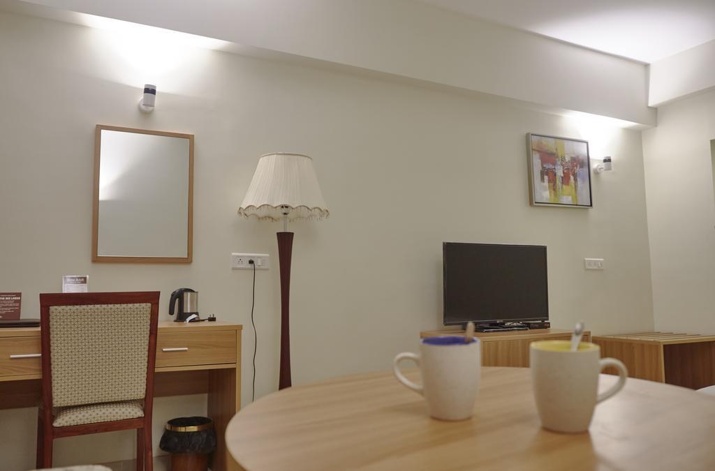 Hotel Reemz Chiplūn Buitenkant foto