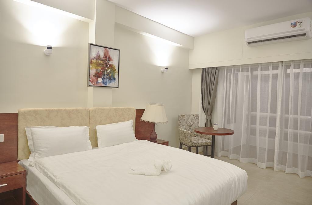 Hotel Reemz Chiplūn Buitenkant foto