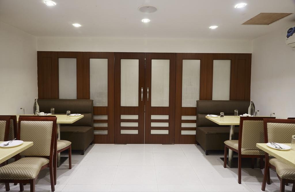 Hotel Reemz Chiplūn Buitenkant foto