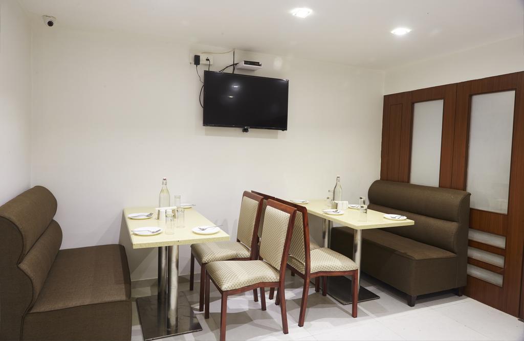 Hotel Reemz Chiplūn Buitenkant foto